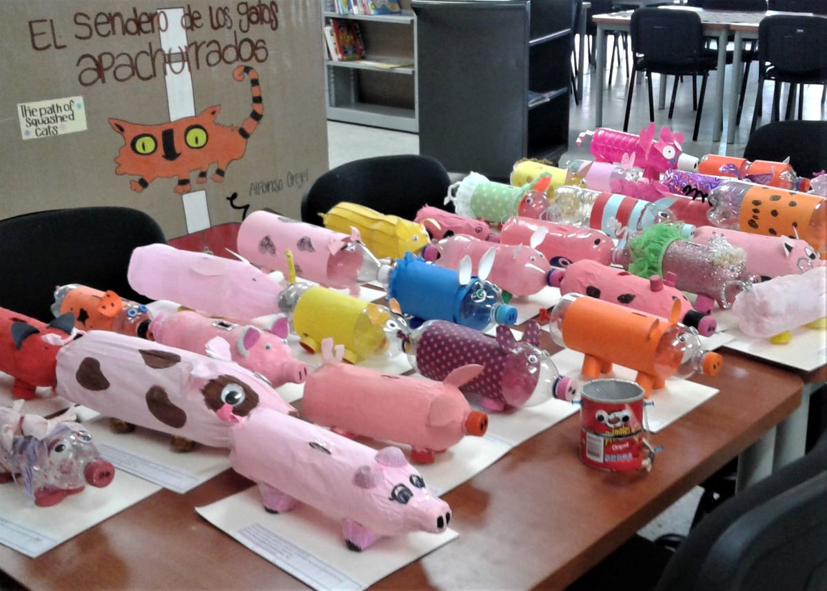 Photo of Exhibición de alcancías de cerdito hechas a partir de material reutilizable en la biblioteca del Colegio público Bilbao IED en Bogotá
